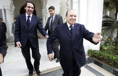 El presidente argelino Abdelaziz Bouteflika sonríe junto a José María Aznar en el palacio presidencial en Argel. Aunque Aznar giró en política exterior hacia las posiciones de Israel, Bouteflika siempre fue su fiel aliado.
