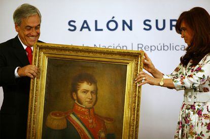 El presidente chileno, Sebastián Piñera, se reunió ayer con su homóloga argentina, Cristina Fernández, en la Casa Rosada en Buenos Aires. Éste es el primer viaje oficial al exterior de Piñera desde que asumió la presidencia de Chile el pasado 11 de marzo. En la imagen, Piñera entrega a Fernández un retrato del libertador chileno Bernardo O'Higgins.