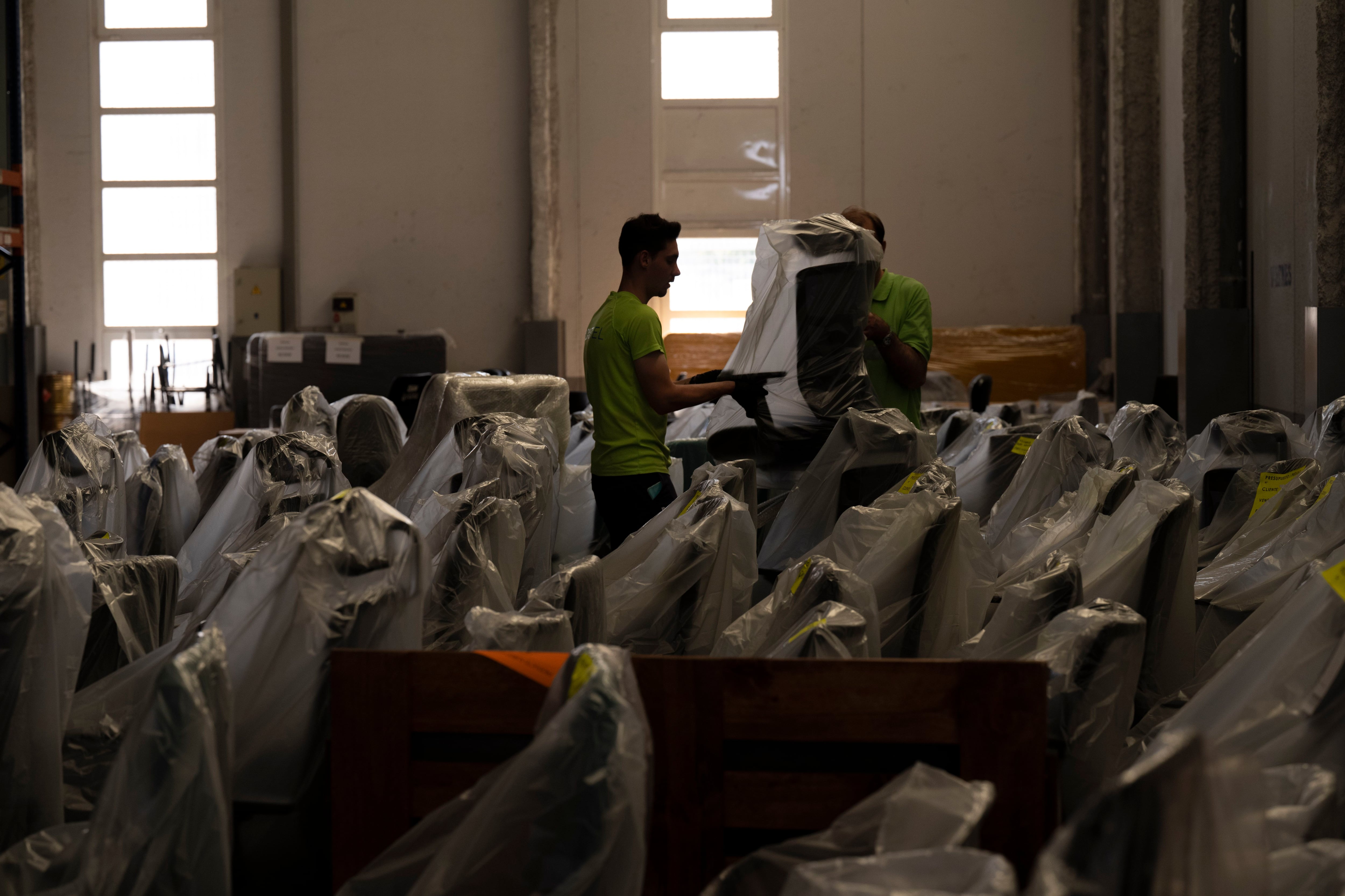 Una segunda vida para sillas, mesas y cajoneras: el mobiliario reacondicionado llega a la oficina