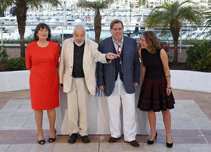 El director, Mike Leigh (2d), con los actores Marion Bailey (i), Timothy Spall (2d) and Dorothy Atkinson (d) posan durante el photocall de la película 'Mr. Turner' que compite en el Festival de Cine de Cannes.