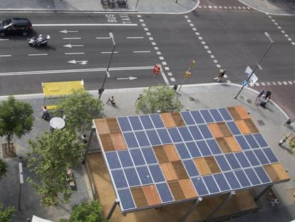 Pérgola fotovoltaica, con placas solares en la cubierta, en la plaza del Centre