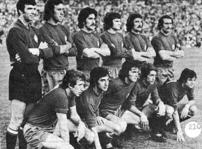 Iribar y Del Bosque, arriba a la izquierda, el 17 de abril de 1975, antes de un duelo ante Rumania en el Bernabéu, el día que debutó Del Bosque con la selección.