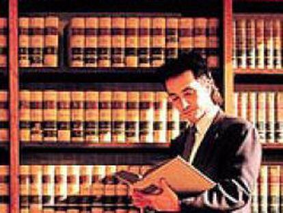Un abogado consulta libros jurídicos