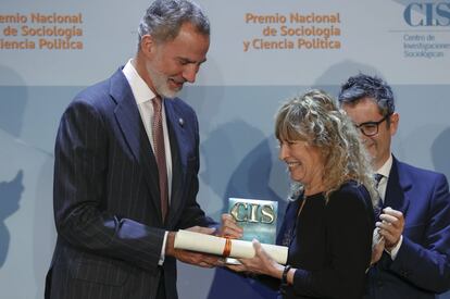 La catedrática de Sociología de la Universidad Carlos III Constanza Tobío recibió el Premio Nacional de Sociología y Ciencia Política del CIS por sus más de 40 años de carrera, centrada en la sociología de género y la relación familia-empleo.