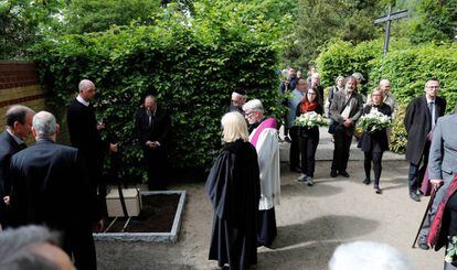 Las muestras de víctimas del nazismo reciben sepultura en el cementerio berlinés de Dorotheenstadt.