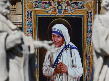Un tapiz con la imagen de la madre Teresa de Calcuta, este domingo en el Vaticano.