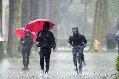 Estudiantes de la Universidad del Sur de California, en Los Angeles, se protegen de la lluvia el martes pasado.