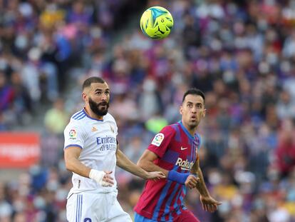 Busquets ante Benzema, en el clásico en el Camp Nou.