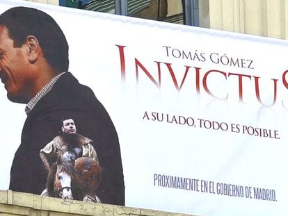 Cartel, que simula una película y vaticina la victoria electoral de Tomás Gómez, en el blacón de la sede del PSM en Callao.