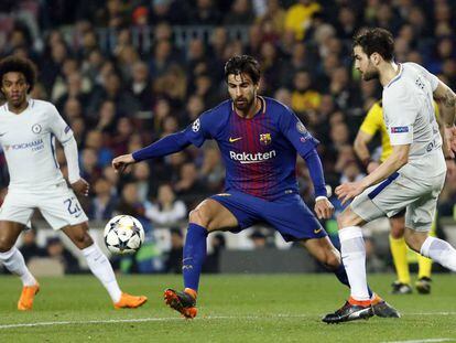 André Gomes, ante Fabregas, del Chelsea.