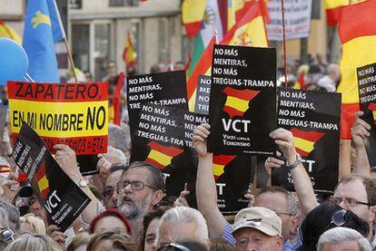 Un momento de la marcha convocada en Madrid por varias asociaciones de víctimas del terrorismo para expresar su rechazo a los intentos de ETA de volver a las instituciones. También se corearon críticas contra la política antiterrorista del Gobierno.