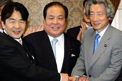Koizumi (derecha) se felicita con Takenaka (izquierda), ministro de Economía, y Katayama, secretario del Partido Liberal.