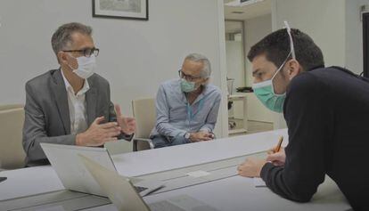 Oriol Mitjà (dreta) i Bonaventura Clotet (centre) en una imatge del documental de TV3 sobre el seu assaig clínic.