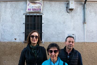 De izquierda a derecha, Antònia Vidal, Mari Carmen Gutiérrez y Juan Antonio Pérez, de la plataforma vecinos de Son Espanyolet, en Palma de Mallorca.