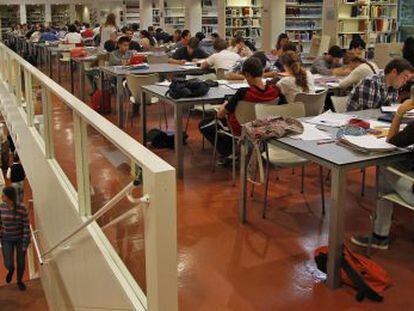 Estudiantes en la biblioteca p&uacute;blica Infanta Elena de Sevilla.