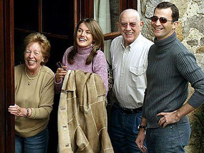 El Príncipe y su novia, con los abuelos de Letizia Ortiz