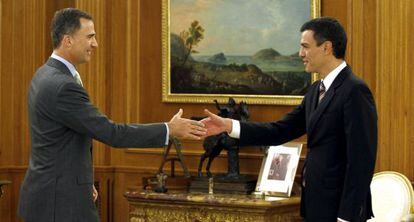 Don Felipe recibe a Pedro Sánchez en el palacio de La Zarzuela.