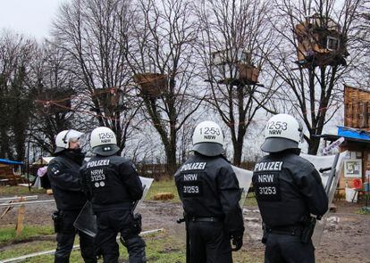 Agentes de la policía durante el desalojo de los activistas en Lüetzerath. 