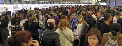 Cientos de pasajeros se agolpan ante los mostradores de la Terminal 2 del aeropuerto de Barajas (Madrid).