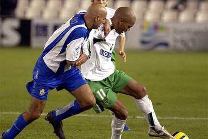 Regueiro (dcha) y Manuel Pablo pugnan por un balón durante el encuentro.