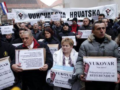 Manifestaci&oacute;n contra el uso del cir&iacute;lico en Vukovar. 