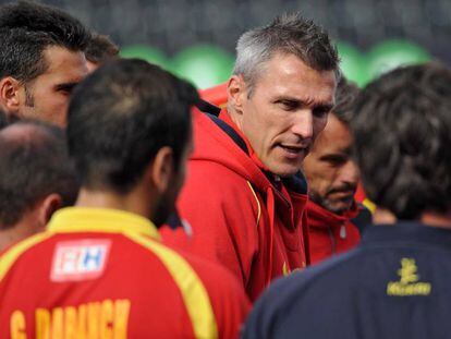 Soyez, junto a los jugadores de la selecci&oacute;n espa&ntilde;ola.