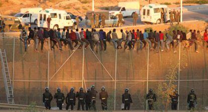 Un grupo de inmigrantes intenta entrar en Melilla, el pasado agosto. 
