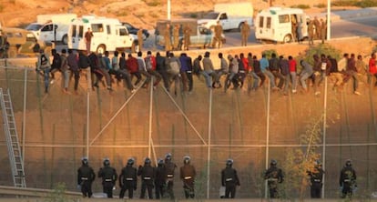 Un grupo de inmigrantes intenta entrar en Melilla, el pasado agosto. 