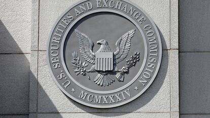 El escudo de la Comisión de Valores y Bolsa (la SEC), en su sede, en Washington.
