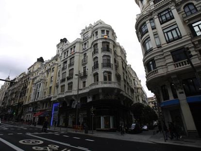 La nueva Gran Vía estrena hoy sus aceras más anchas y las luces de Navidad./ En vídeo, primer vistazo a la remodelación de la Gran Vía.