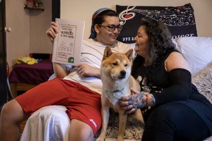 Ian junto a su madre, Mary, y su perro en el salón de su casa, el 12 de julio de 2023.