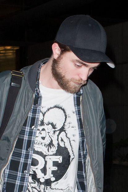 Robert Pattinson con una barba más poblada. 