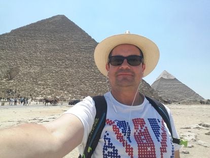 Nacho Ares, ante la Gran Pirámide.