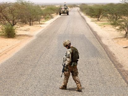 Un soldado alemán de la Minusma busca minas artesanales en una carretera de Malí en 2018.