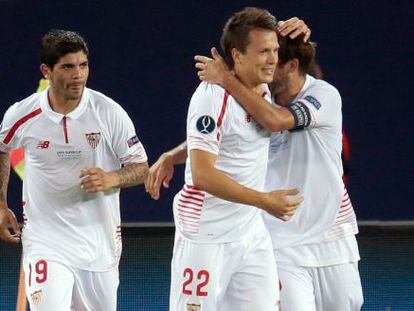 Konoplyanka celebra su gol al Barcelona en la Supercopa de Europa.