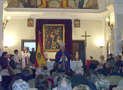 El obispo de Alcalá, José Antonio Reig Pla, celebra una misa en Paracuellos del Jarama con una bandera franquista junto al altar. Imagen obtenida del blog de la Fraternidad de Cristo sacerdote y Santa María Reina