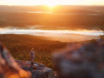 Vistas de alrededor de Sallatunturi (Laponia) durante el sol de medianoche, un fenómeno que solo se da en verano.