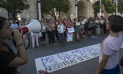 Concentración en Sevilla contra la llamada manada de Manresa.