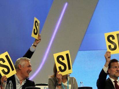Arenas, Cospedal y Rajoy durante la votaci&oacute;n del informe de gesti&oacute;n.