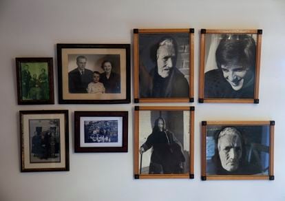 Fotos familiares en el salón de la casa de Julia Soria en La Mallona. 