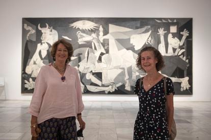 Isabel Almazán y Beatriz Ganuza posaban el jueves delante del 'Guernica', en el Museo Reina Sofía (Madrid).