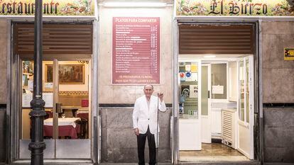 Miguel González, 81 años, en la puerta de El Bierzo, restaurante que regenta desde 1971.