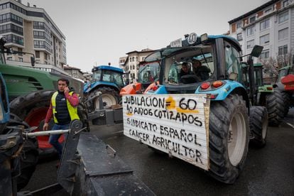 Decenas de tractores permaneces aparcados en el centro de Pamplona, el 9 de febrero. 