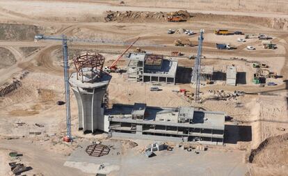 Imagen aérea de la construcción de la torre de control y edificio terminal del aeropuerto murciano.