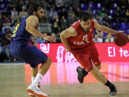 San Emeterio, con el balón, en el partido europeo contra el Barcelona.