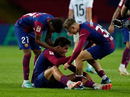 Marc Guiu celebra su gol junto a los canteranos Lamine Yamal y Fermin López.