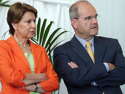 Manuel Chaves, ayer, con la ministra de Fomento, Magdalena Álvarez.