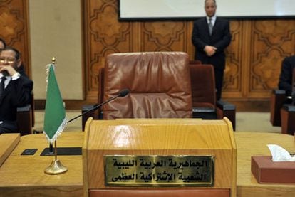 El asiento vacío de la delegación libia, ayer antes de la reunión de la Liga Árabe en El Cairo.