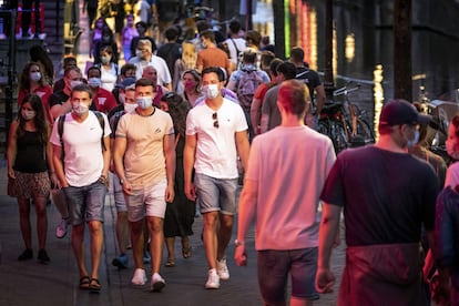 Varios ciudadanos pasean por el centro de Ámsterdam, este fin de semana.