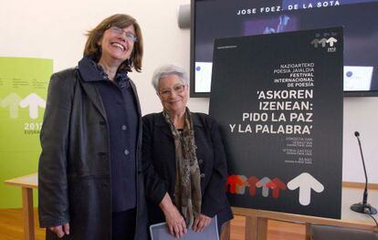 La consejera de Cultura, Blanca Urgell (a la izquierda), junto a la presidenta de la Fundación Blas de Otero, Sabina de la Cruz, ayer en la presentación en Bilbao del festival de poesía.